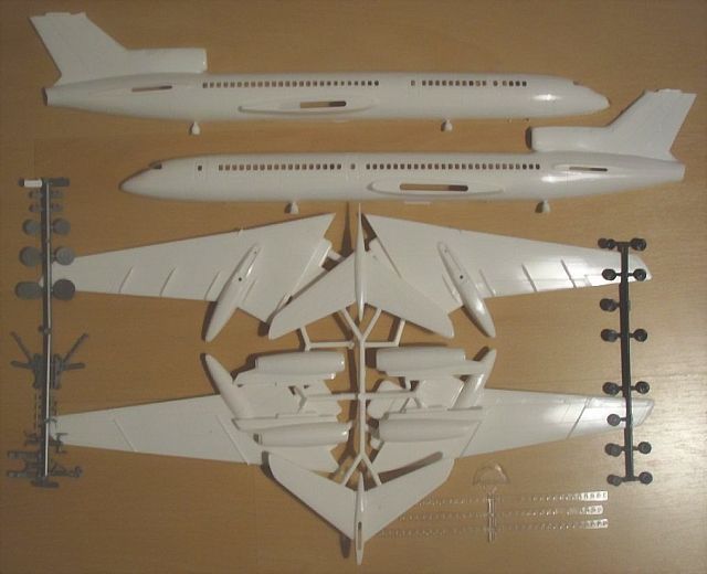 TU-154 Einzelteile des Bausatzes