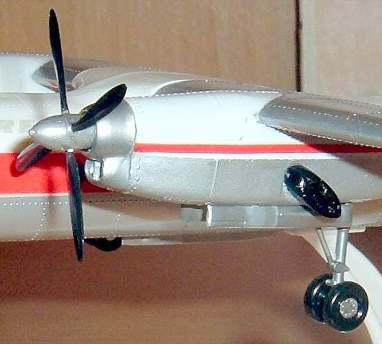 AN - 24 gebautes Modell Detail linkes Triebwerk