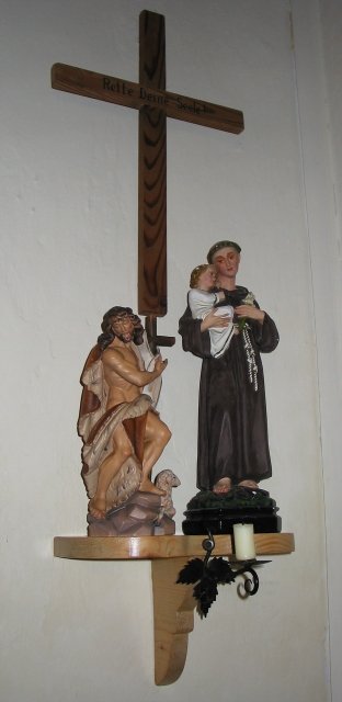 Braunegg im südlichen Waldviertel, Kapelle Kreuz und Statuen