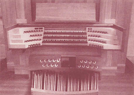 Spieltisch der Orgel aus dem Prospekt